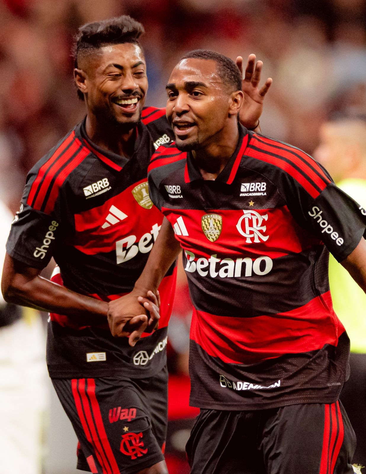 Bruno Henrique faz lobby para o garçom Lorran ficar no Flamengo: "Pode nos ajudar bastante"