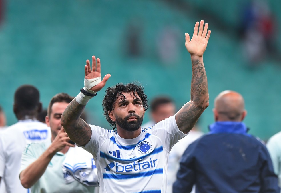 BAHIA X CRUZEIRO - Gabigol jogador do Cruzeiro comemora seu gol com jogadores do seu time durante partida contra o Bahia no estdio Arena Fonte Nova pelo campeonato Brasileiro A 2025.  Foto: Foto: Jhony Pinho/AGIF