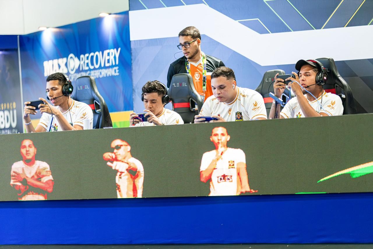 Equipe de Free Fire da Unifap comemorando medalha nos JUBs 2026