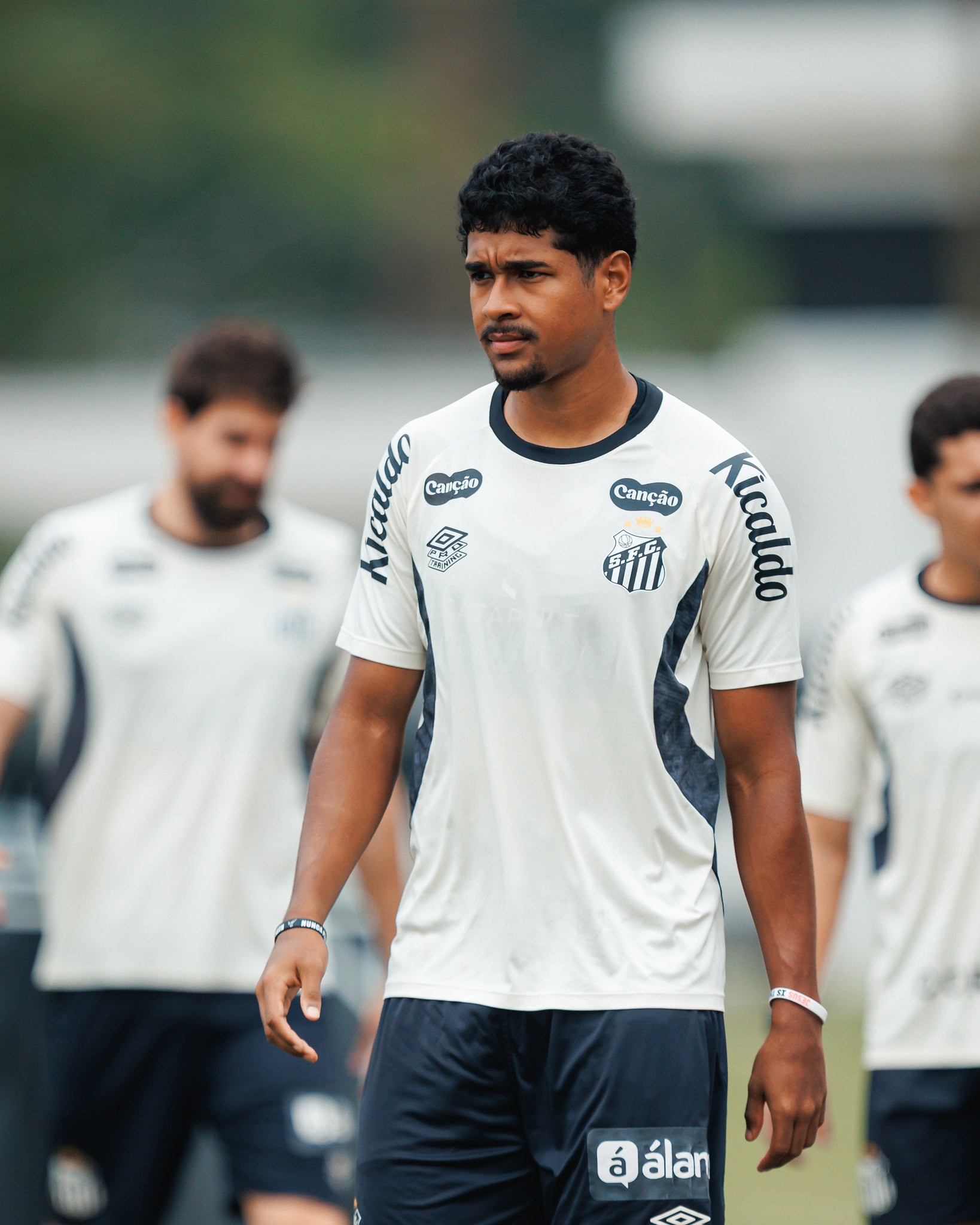 Desfalque de Arão agrava os problemas de Cuca na defesa do Santos