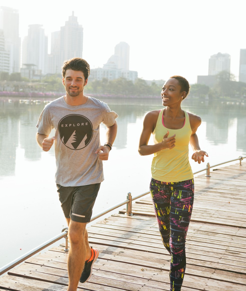 A prática de exercícios aeróbicos não diminui o mau colesterol, mas ajuda a aumentar o bom — Foto: Pexels