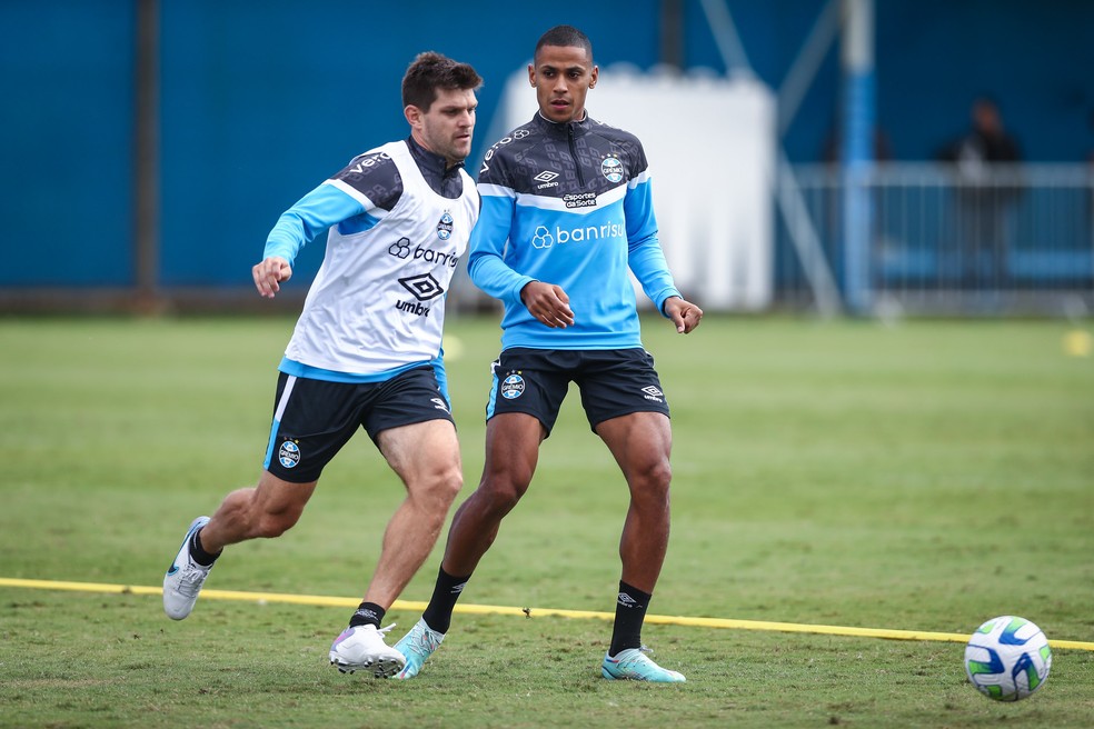 Bruno Alves deve ingressar na defesa ao lado de Kannemann e Geromel — Foto: Lucas Uebel/Grêmio