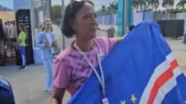 Ana Cândida Évora, a mãe do goleiro Vozinha, na entrada do Miami Stadium