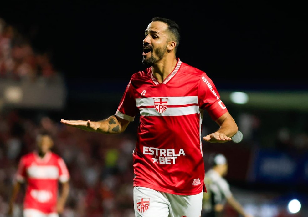 Anselmo Ramon comemora gol do CRB contra o Santos — Foto: Ailton Cruz