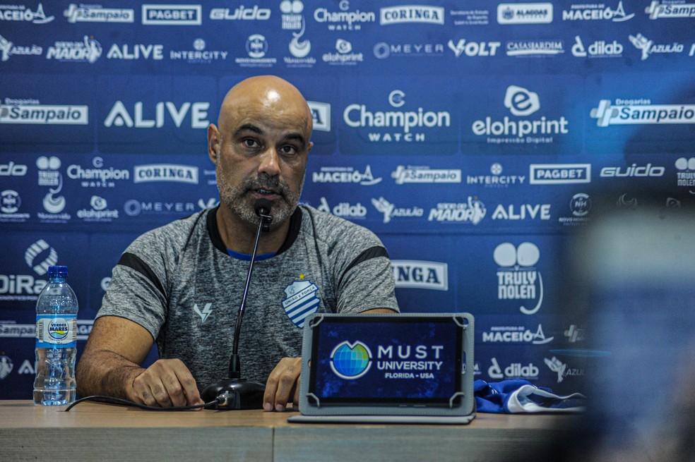 Cristian de Souza comandou o CSA em dez jogos — Foto: Morgana Oliveira/ASCOM CSA