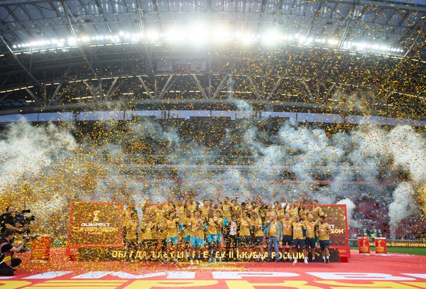 Douglas Santos levanta taça e comemora feito do Zenit como maior campeão da  Rússia