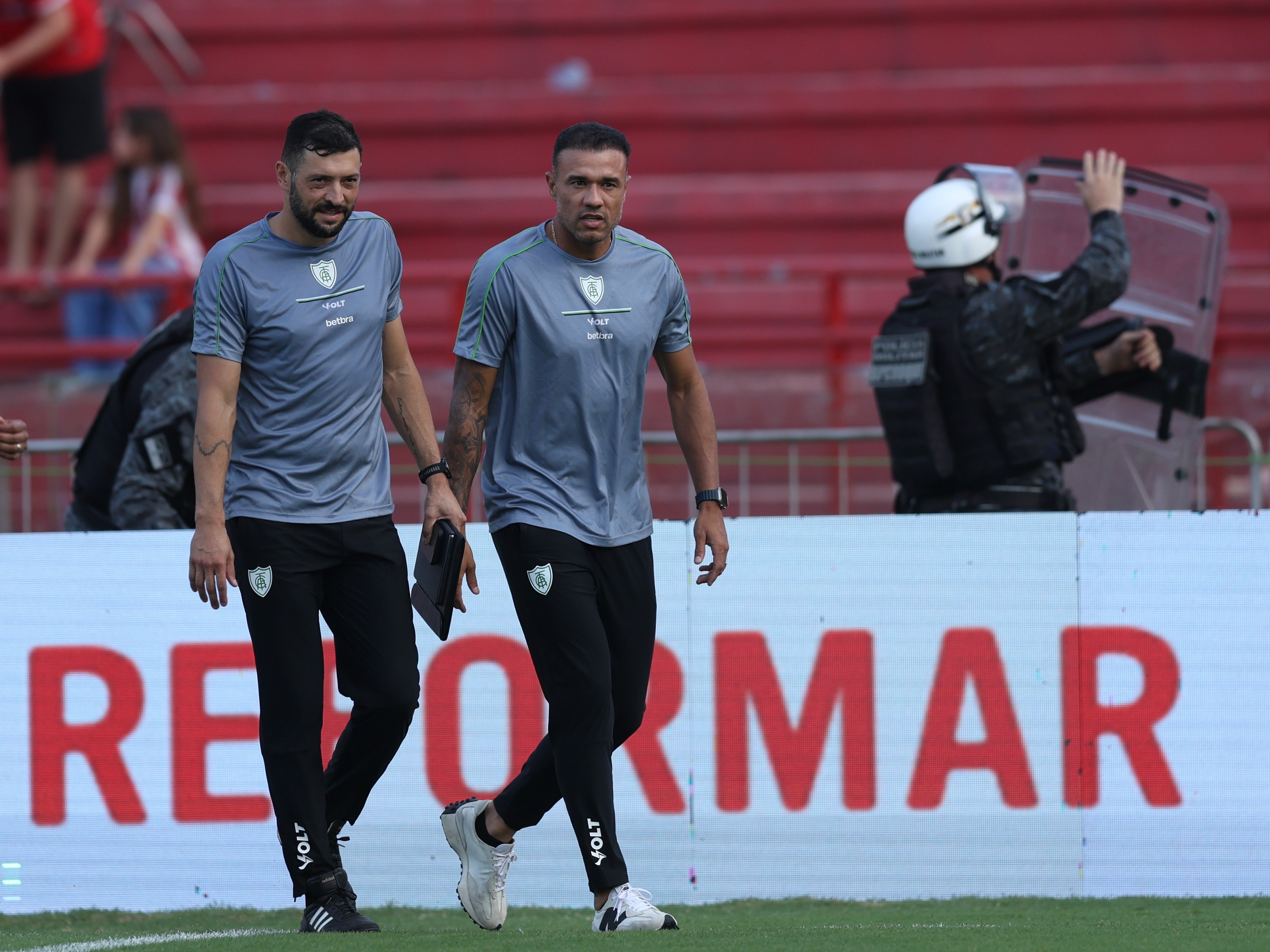 Roger Silva solta indireta ao Sport ao falar de pressão no América-MG: "Técnicos saem do clube vencendo"