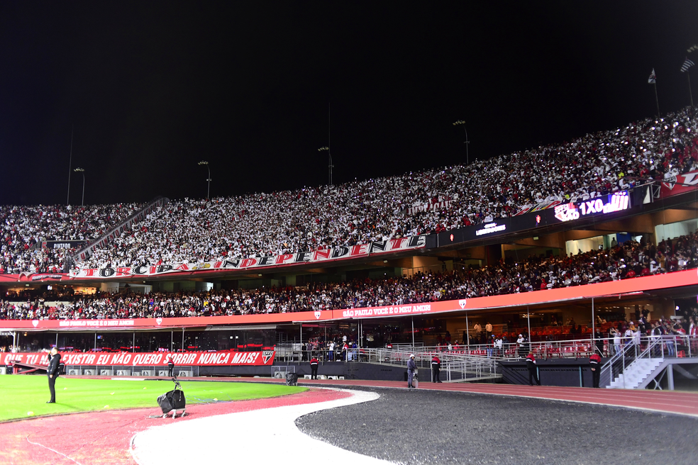 Torcida do São Paulo no jogo contra o Talleres — Foto: Marcos Ribolli