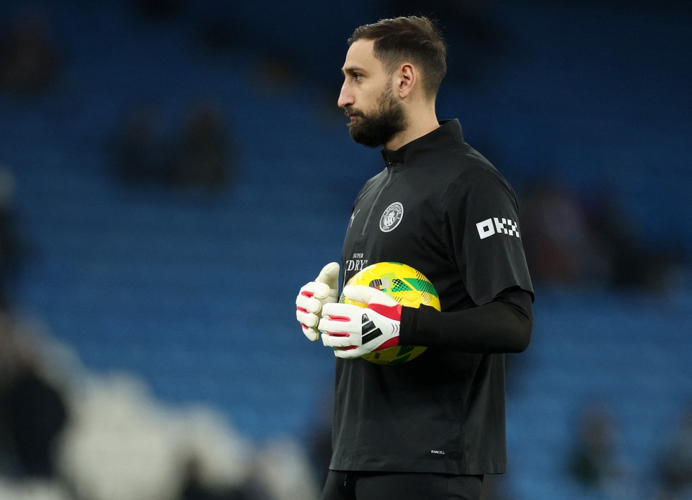 Donnarumma aquece antes de Manchester City x Newcastle — Foto: Reuters