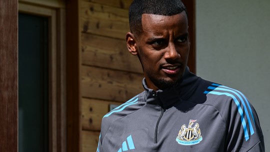 Newcastle exige mais de R$ 1 bilhão para vender atacante Isak ao Liverpool - Atacante insiste na transferência para o atual campeão inglês
