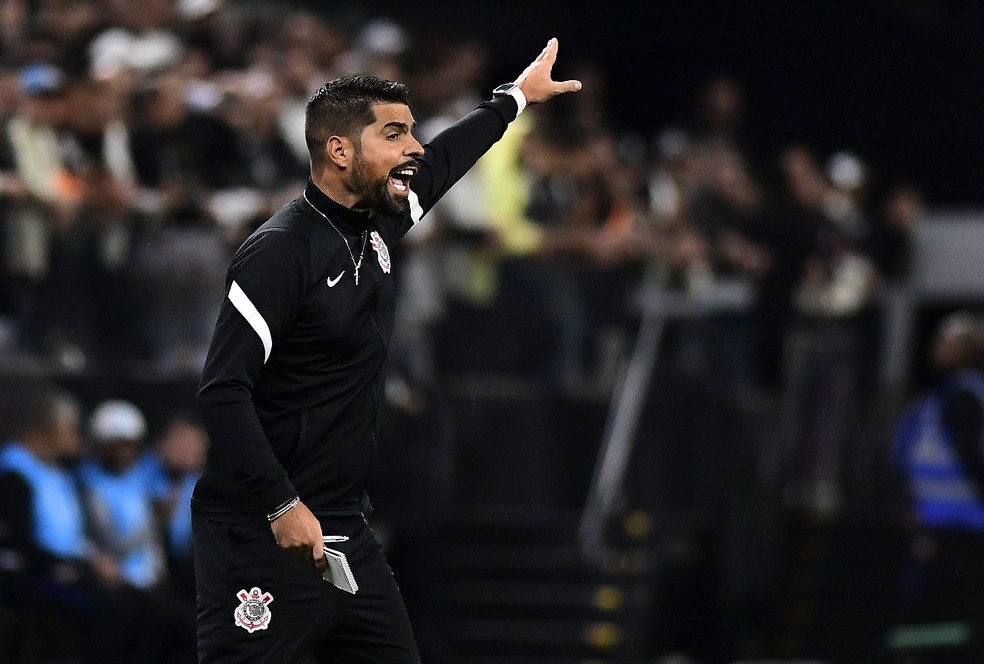 António Oliveira, do Corinthians, no jogo contra o Racing-URU — Foto: Marcos Ribolli