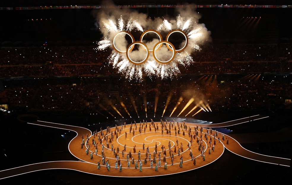 Os anéis olímpicos aparecem no estádio San Siro durante a cerimônia de abertura — Foto: Mike Segar/Reuters