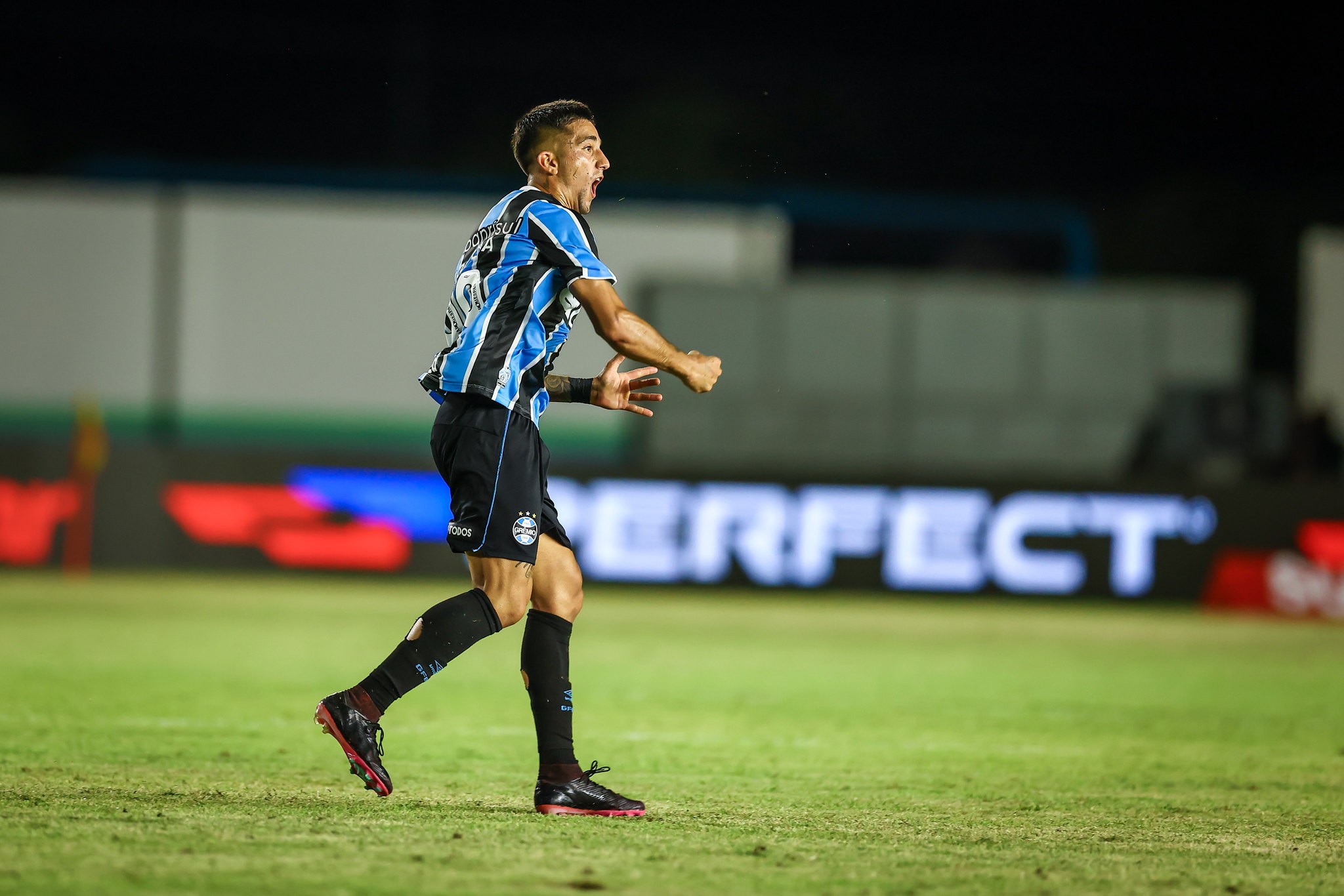 Quinteros destaca importância da paciência na busca por reforços no Grêmio