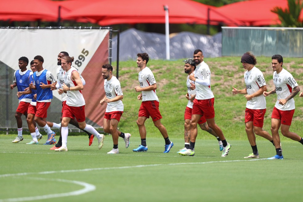 Jogadores no treino do Flamengo — Foto: Gilvan de Souza / CRF