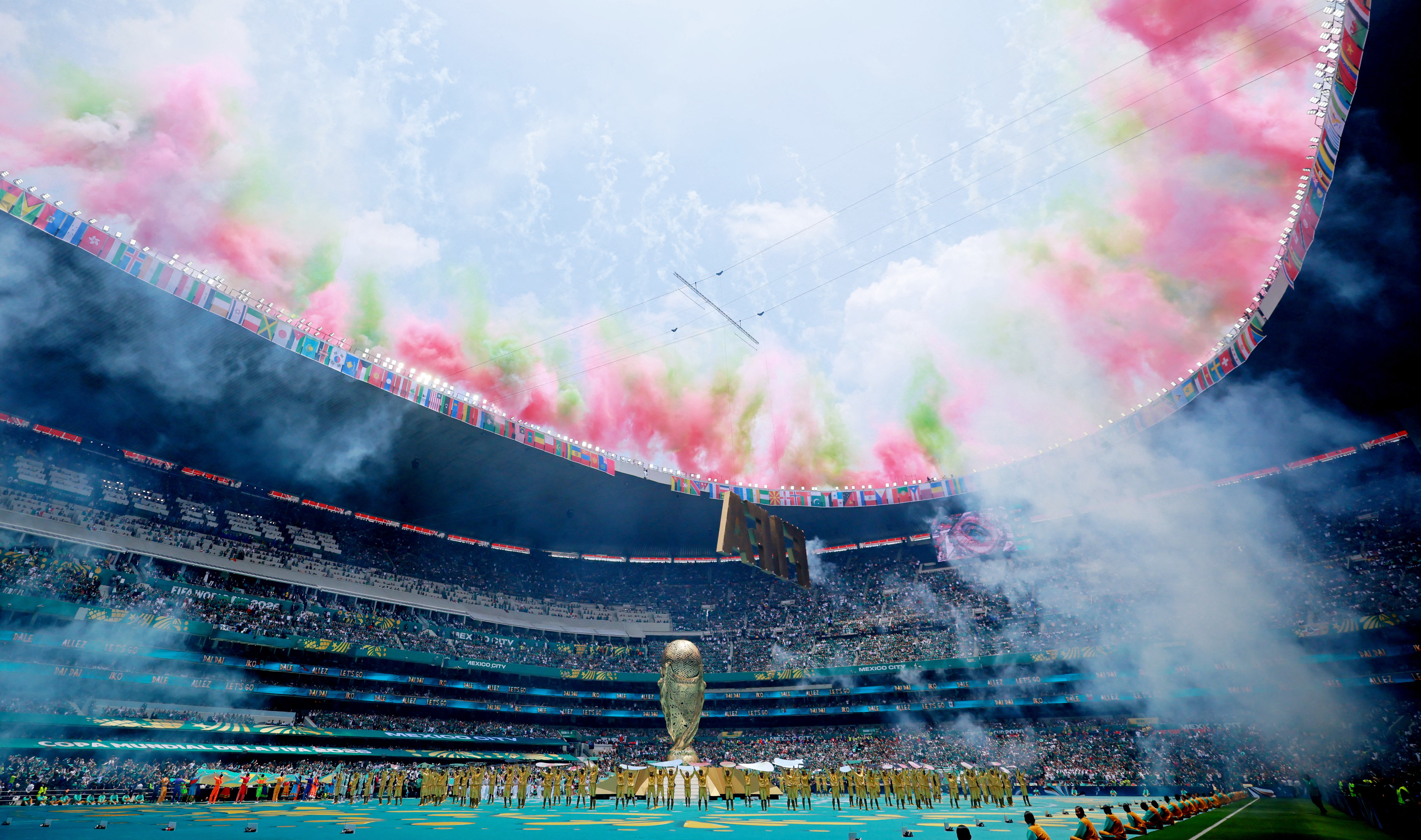 Chaves, RBD e Labubu: veja as melhores reações à abertura da Copa do Mundo