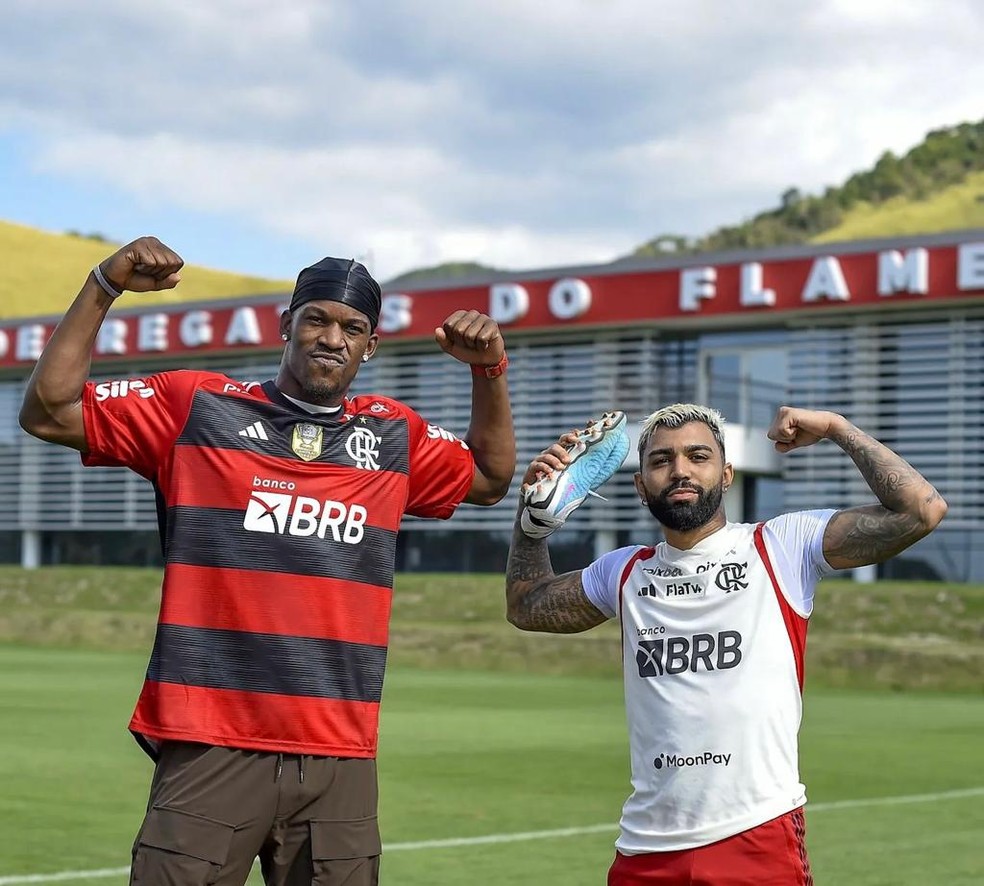Jimmy Butler e Gabigol no Ninho do Urubu &mdash; Foto: Marcelo Cortes / Flamengo