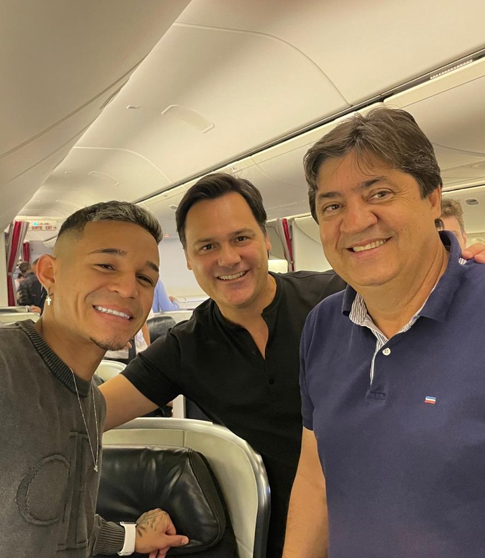 Adson, do Corinthians, embarca para a França — Foto: Arquivo Pessoal