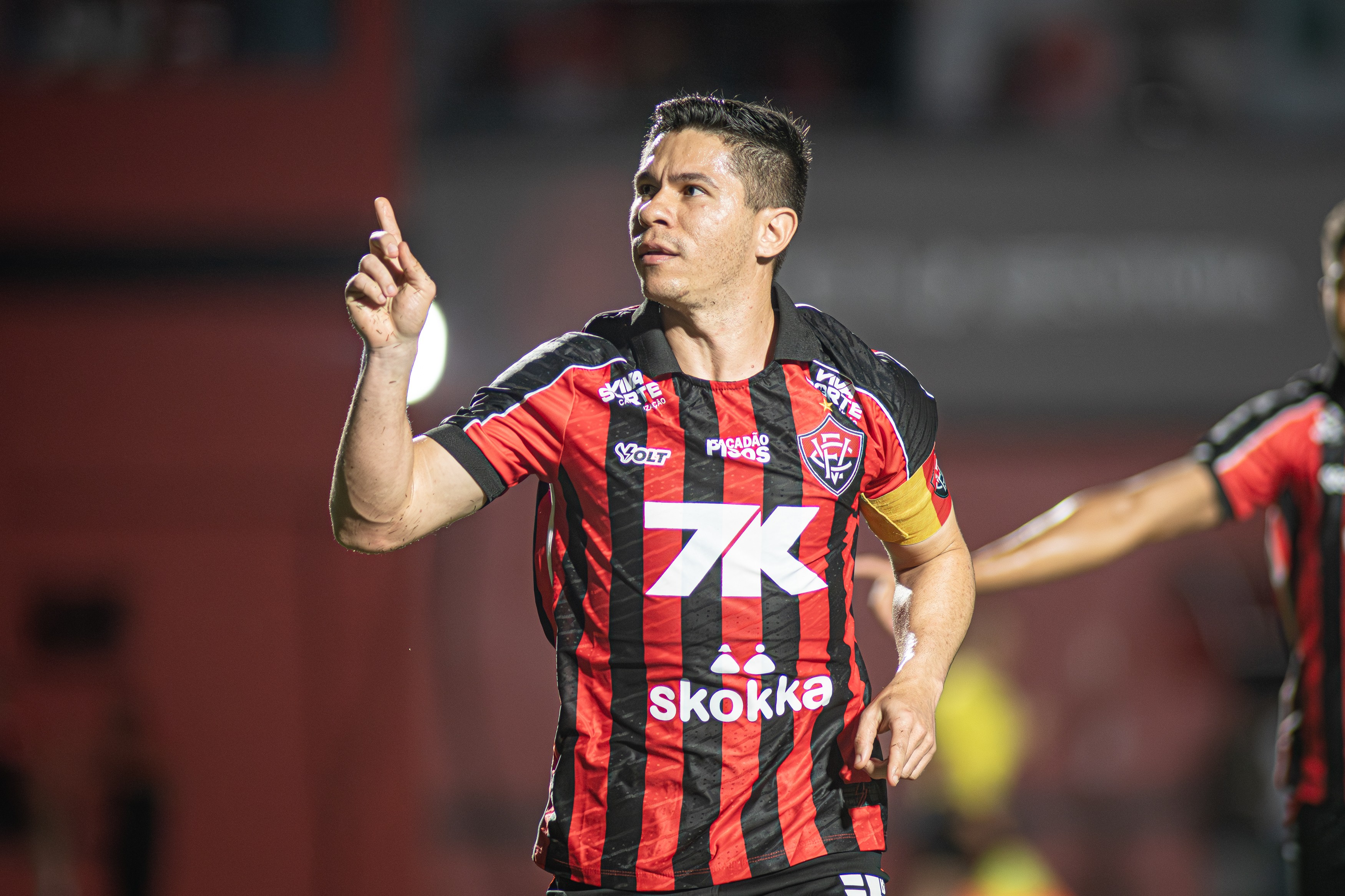 Osvaldo adia aposentadoria e renova contrato com o Vitória | Ge