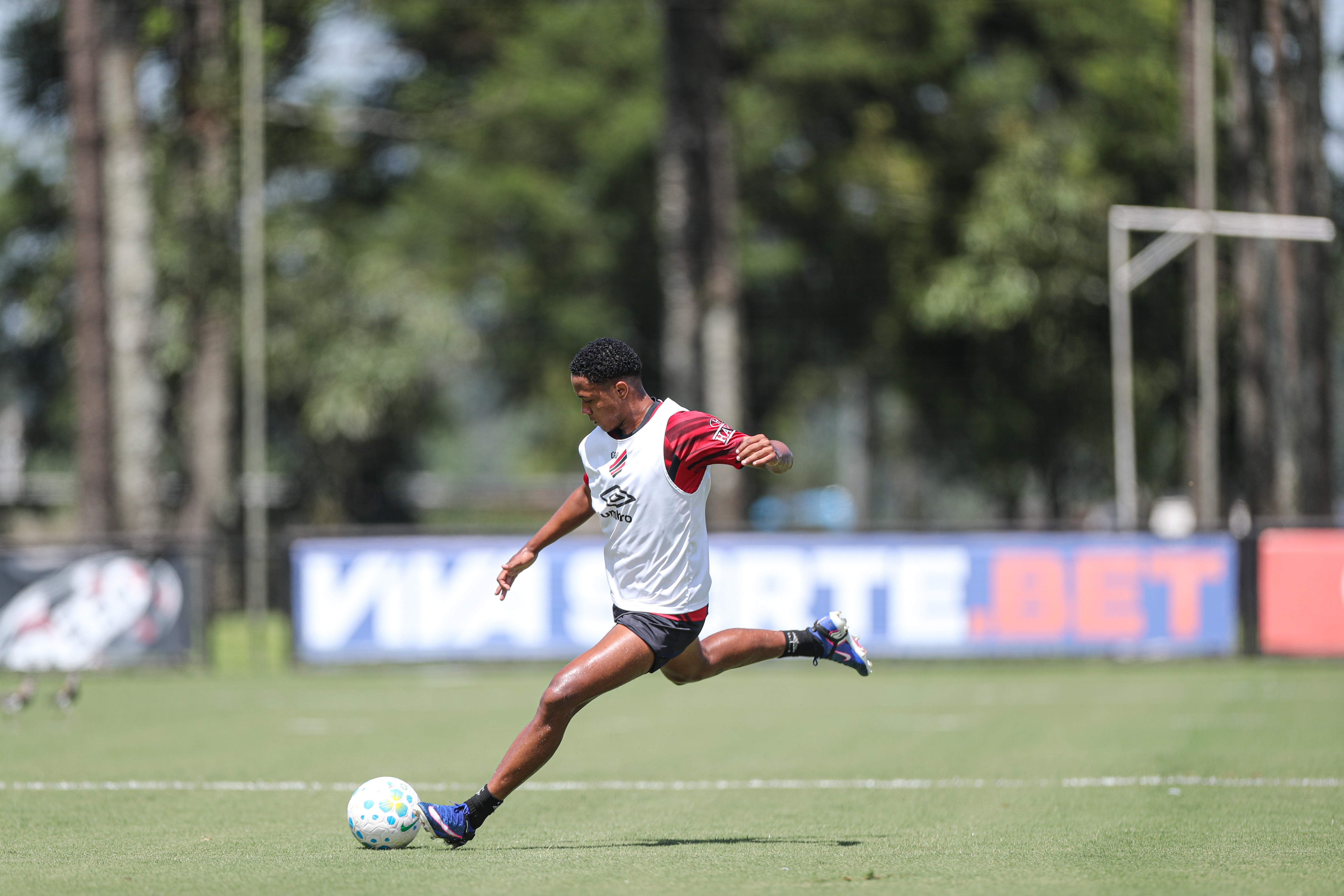 Isaac avança em recuperação no Athletico e fica perto de retorno | Ge