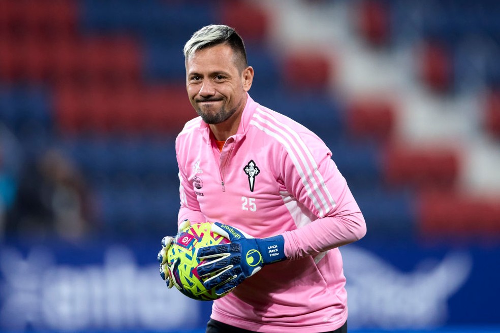 Diego Alves em aquecimento pelo Celta de Vigo  Foto: Getty Images