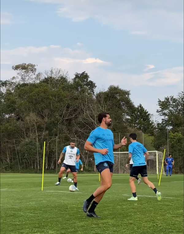 Diego Costa treina no Grêmio e gera expectativa de retorno contra Corinthians.