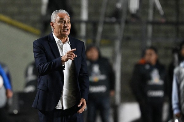 Tite passou mal por causa da altitude após jogo do Flamengo — Foto: AIZAR RALDES / AFP