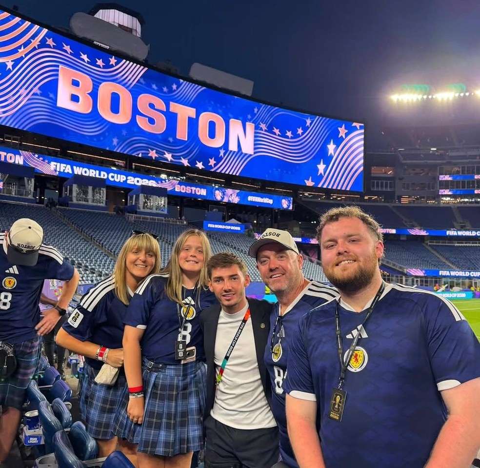 Billy Gilmour tira foto com torcedores