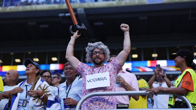 Torcedor faz "homenagem" ao goleiro vozinha em Uruguai x Cabo Verde