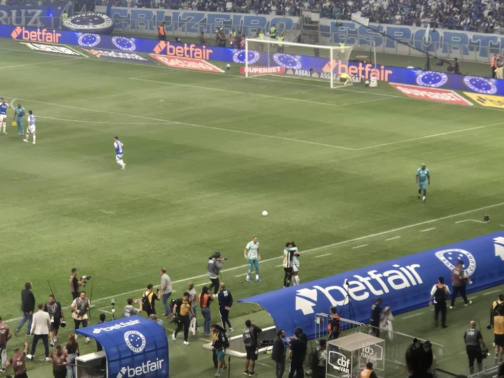 Neymar abraça Gabigol antes do jogo — Foto: Gabriel Duarte