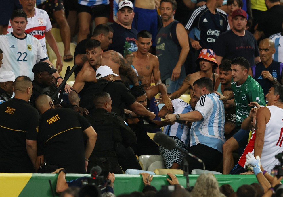 Briga de torcidas de Brasil x Argentina no Maracanã — Foto: Sergio Moraes/Reuters