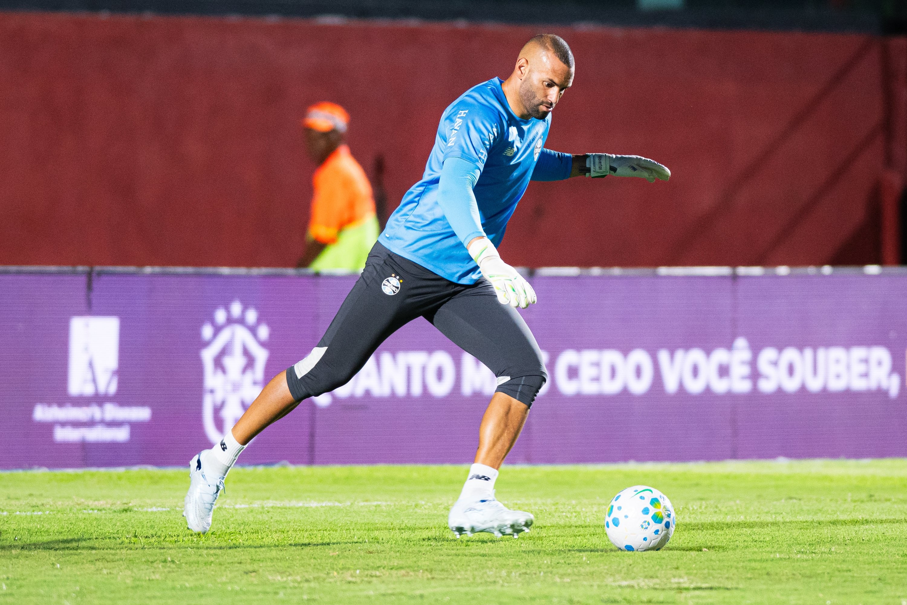Goleiro do Grêmio, Weverton cai no gramado antes do início de jogo contra o Vitória; veja vídeo