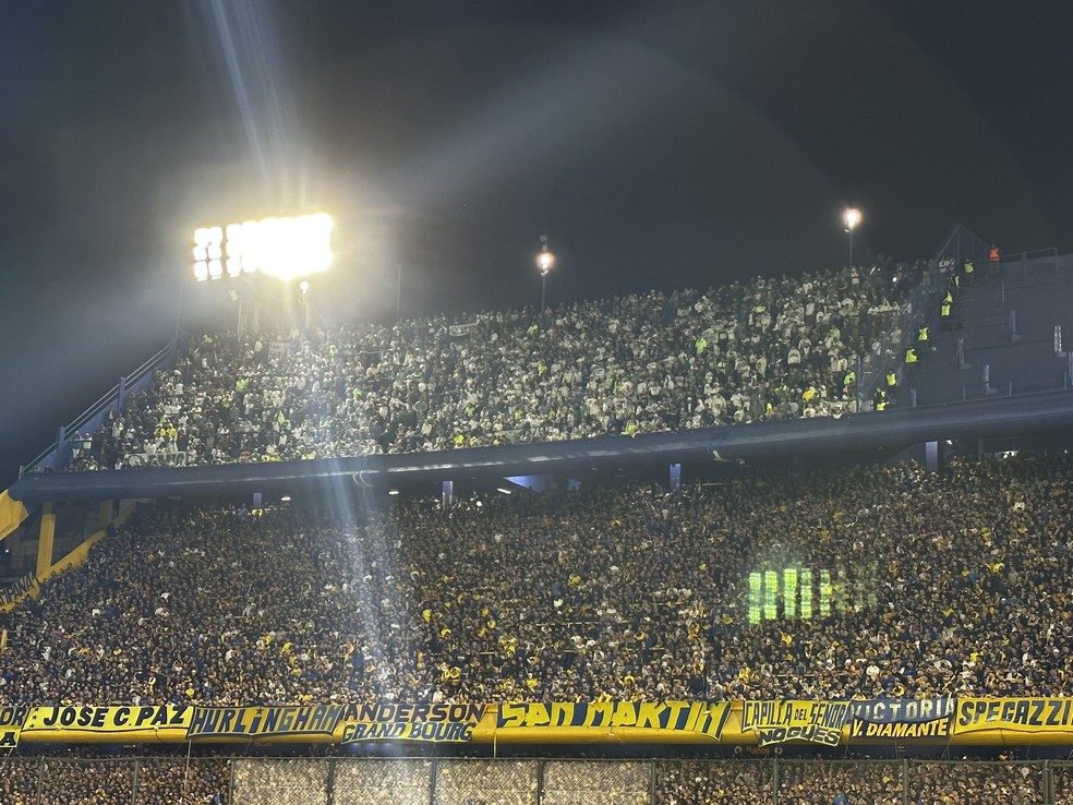 A torcida do Palmeiras encheu seu setor na Bombonera — Foto: Thiago Ferri