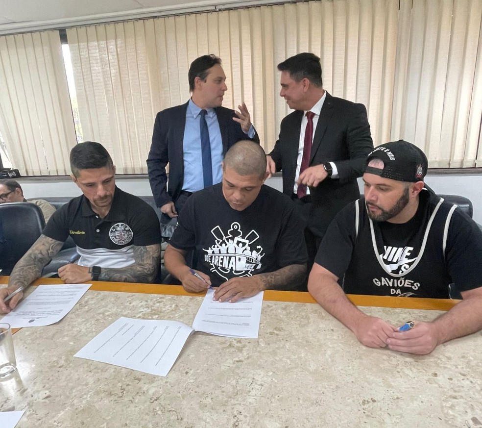 Membros da torcida Gaviões da Fiel assinam contrato para "vaquinha" da arena do Corinthians — Foto: Alex da Matta - comunicação do Gaviões