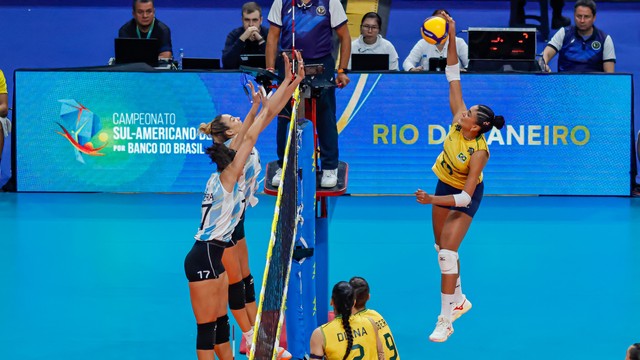 Tainara ataca em Brasil x Argentina, pelo Pré-Olímpico Feminino de vôlei