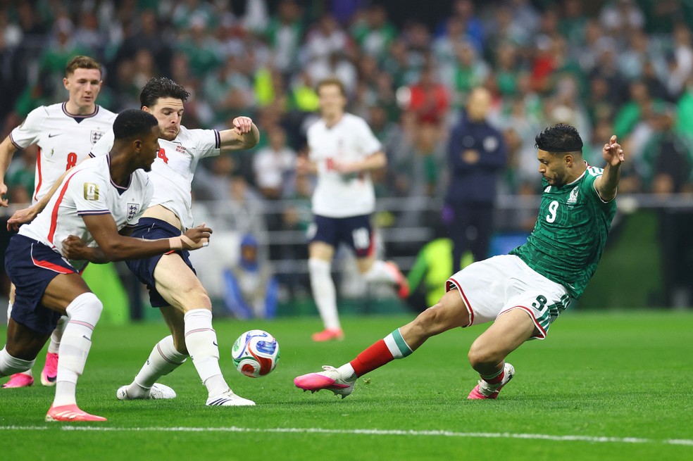 Inglaterra Copa do Mundo: Raul Jimenez chuta em direção ao gol