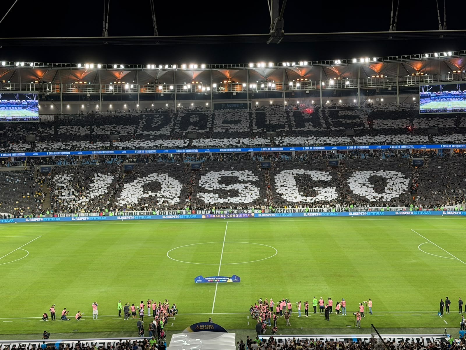 Torcida do Vasco faz mosaico antes de jogo contra o Boca Juniors; veja imagens