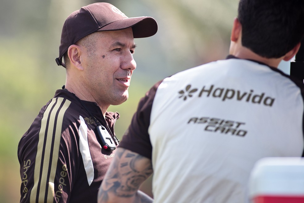 Leonardo Jardim em conversa com Pedro em treino do Flamengo � Foto: Gilvan de Souza / Flamengo