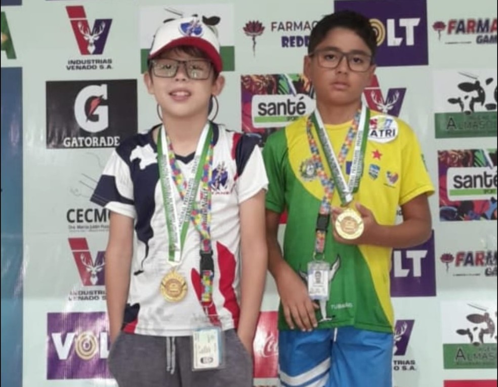 Vitor Emanuel (D) faturou seis medalhas no Torneio Nacional Pré-Infantil de Natação, em Cobija — Foto: Divulgação/Faea
