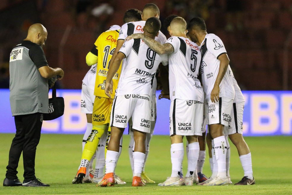 Ponte Preta em jogo contra o Sport — Foto: Marlon Costa/Pernambuco Press
