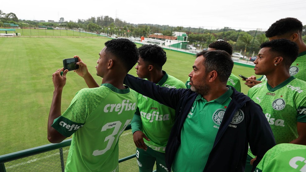 Luis Guilherme, Endrick, Vanderlan e outras joias da base ao lado de João Paulo Sampaio, coordenador da base do Palmeiras — Foto: Cesar Greco / Palmeiras