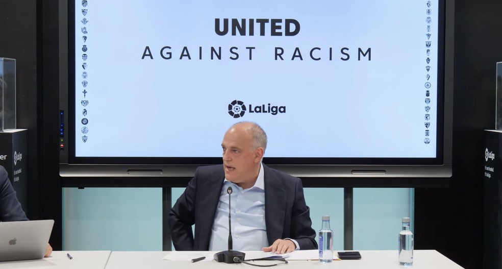 Javier Tebas durante entrevista coletiva para falar de racismo no futebol espanhol — Foto: Reprodução / LaLiga