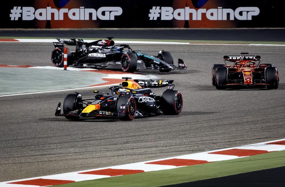 Max Verstappen é seguido por Carlos Sainz e George Russell durante o GP do Bahrein da F1 2024 — Foto: ANP via Getty Images