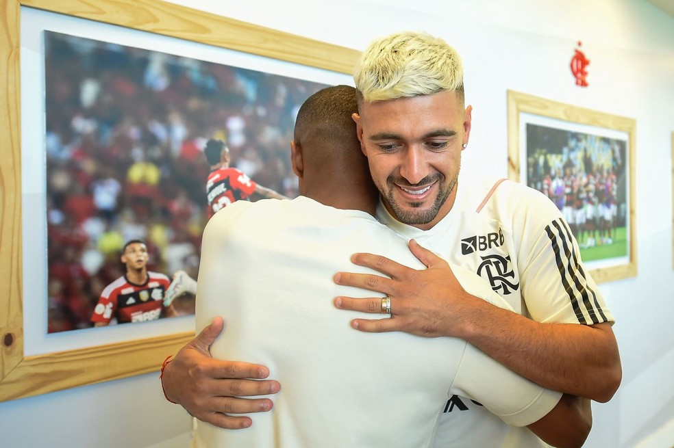 De La Cruz é abraçado por Arrascaeta no Flamengo — Foto: Marcelo Cortes / CRF