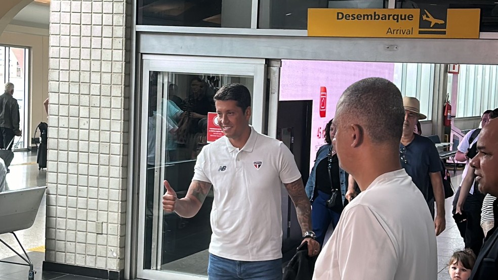 Thiago Carpini, novo técnico do São Paulo, chega à capital paulista — Foto: Marcelo Braga