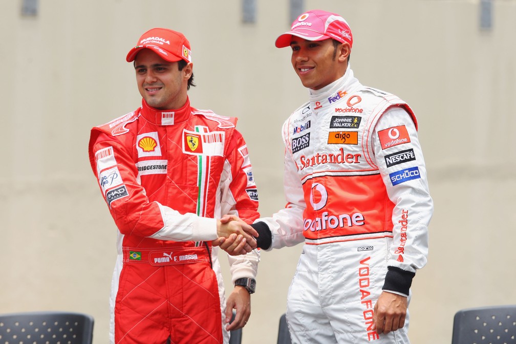 Felipe Massa e Lewis Hamilton se cumprimentam antes do GP do Brasil de 2008, em Interlagos — Foto: Mark Thompson/Getty Images