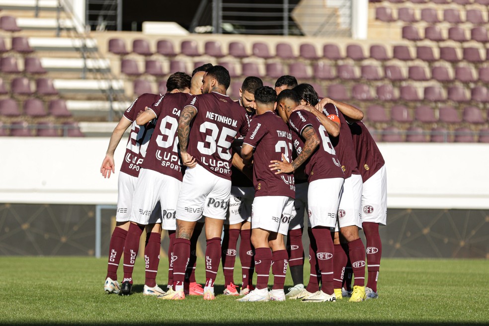 Time da Ferroviária na Série B, em jogo na Fonte Luminosa — Foto: Luis Miguel Ferreira/Ferroviária SAF