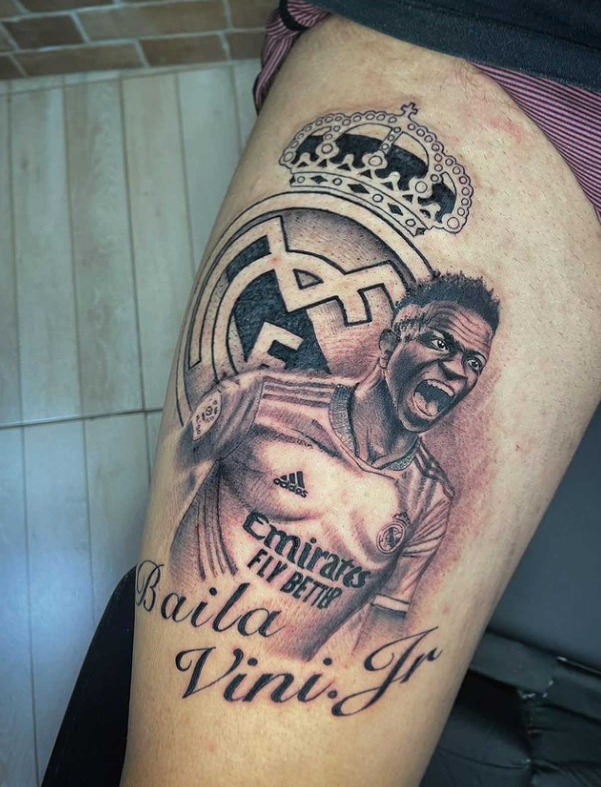 Fã faz tatuagem para apoiar Vinicius Junior após caso de racismo