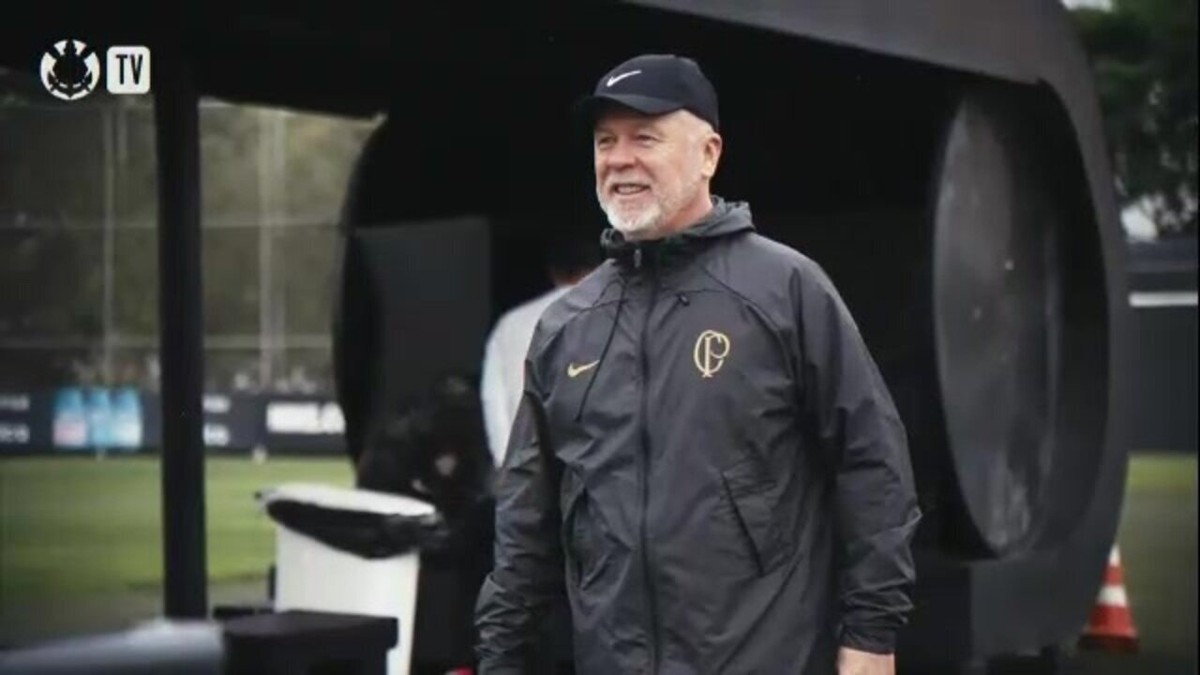 Títulos, mudanças e passagem por rival: como foram os trabalhos de Mano antes de volta ao Corinthians