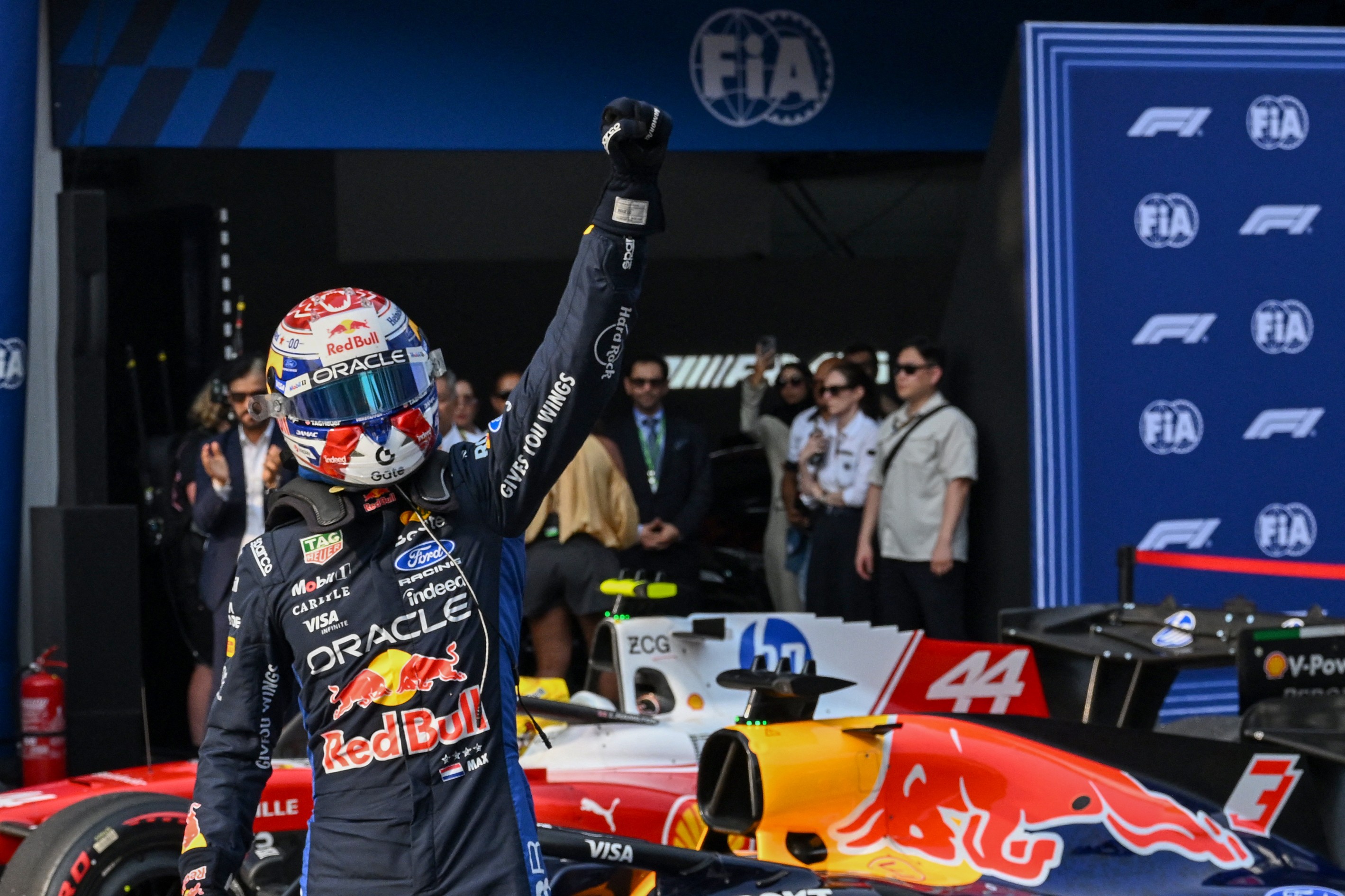 Verstappen conquista pole no GP do Bahrein e Bortoleto brilha entre os dez primeiros