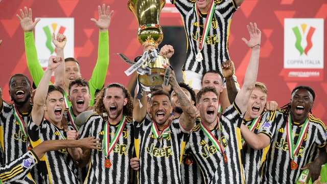 Capitão Danilo ergue a taça de campeão da Copa da Itália para a Juventus